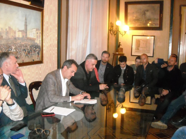 Licenziamenti nei call center, De Magistris ai lavoratori Almaviva e Gepin: “Vogliono punire Napoli, ma non lo permetteremo”