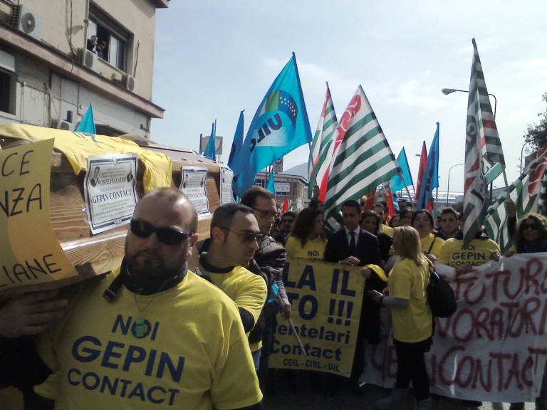 Il “funerale” della Gepin di Napoli. Di Maio in corteo, accanto ai lavoratori
