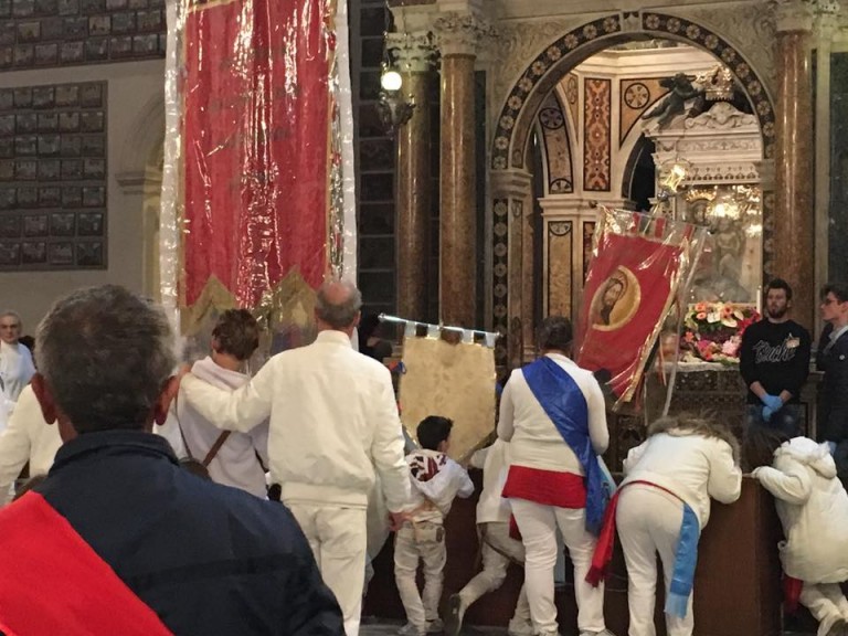 Sant’Anastasia, i fujenti dell’associazione Maria SS dell’Arco: “Restiamo a casa”