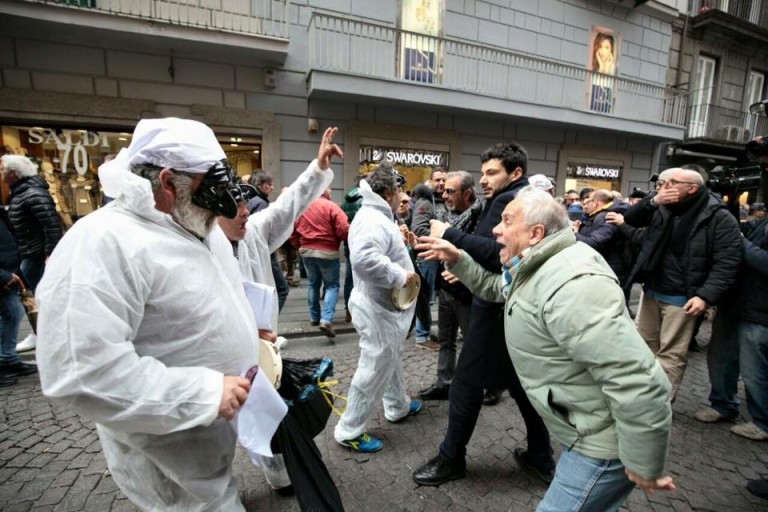 Aggrediti dai fans di Bassolino. La risposta dei licenziati Fiat: “Se avete qualche problema ammazzateci !”