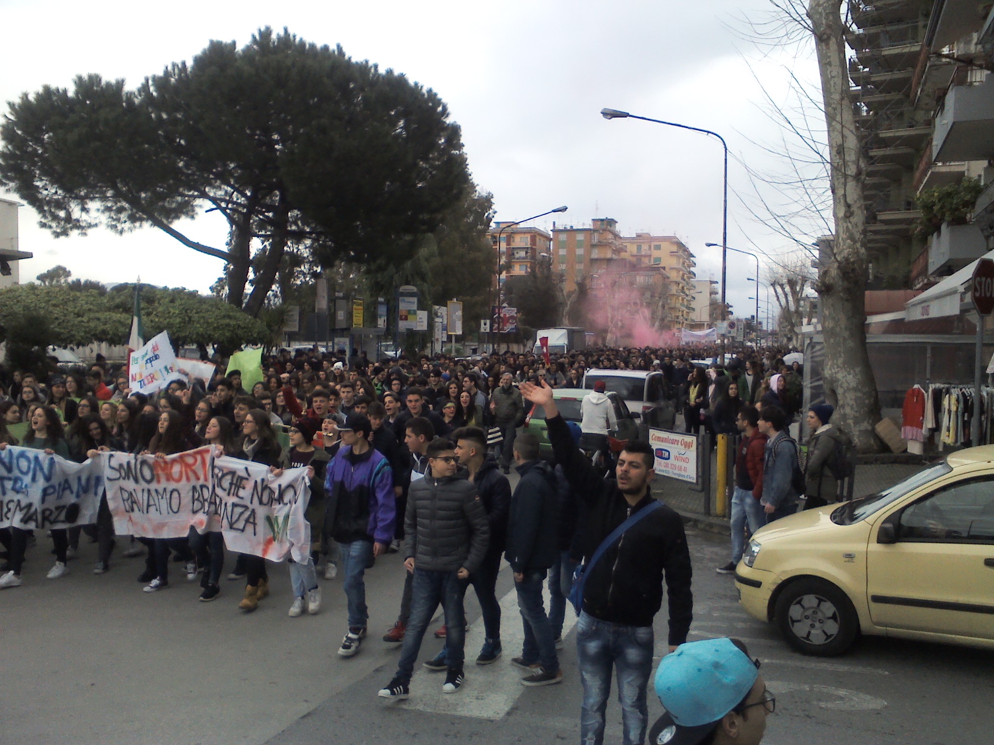 “Io non ho paura”: a Pomigliano migliaia di studenti nel corteo anti camorra. Ma la città non c’era