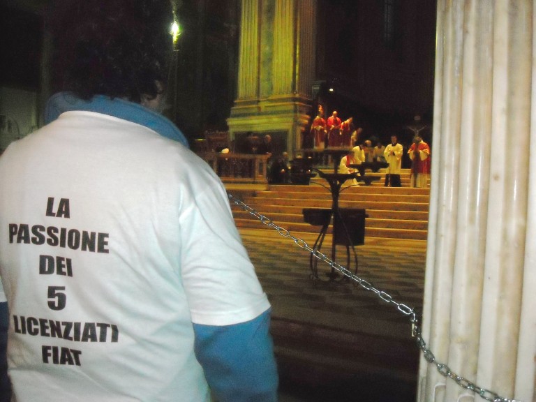 La “Passione” dei licenziati Fiat: incatenati davanti al cardinale. Nel duomo di Napoli…