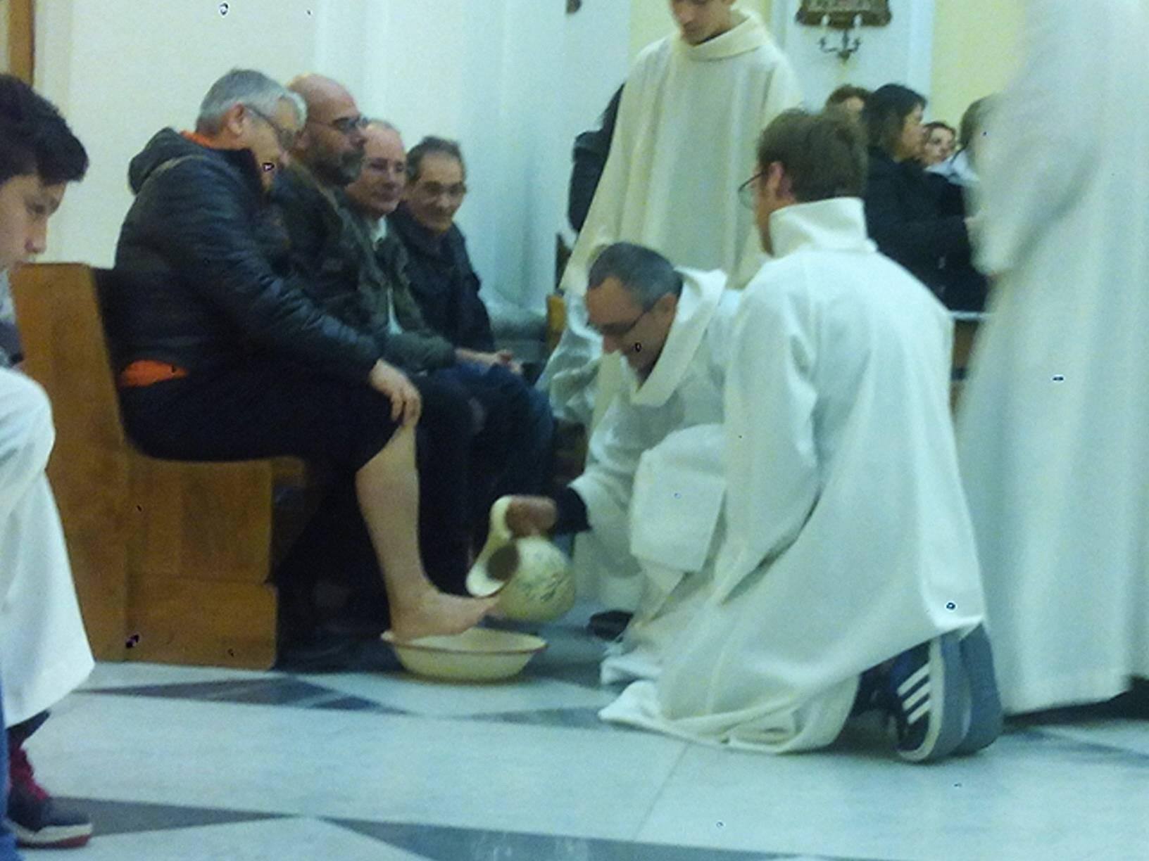 Chiesa di San Felice a Pomigliano: il rito pasquale della “Lavanda dei piedi” con gli operai Adler che hanno perso il lavoro