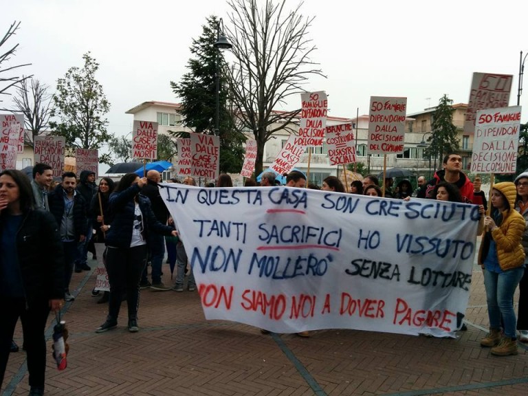 I truffati Soficoop manifestano al comune: “revocare la convenzione con la cooperativa”