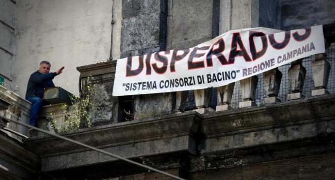 Acerra: addetti consorzio sul tetto del castello