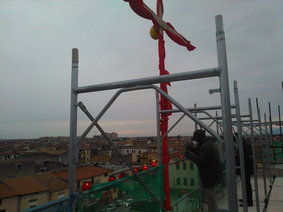 La croce di Pasqua dei senza salario CUB: barricati sul tetto del castello di Acerra
