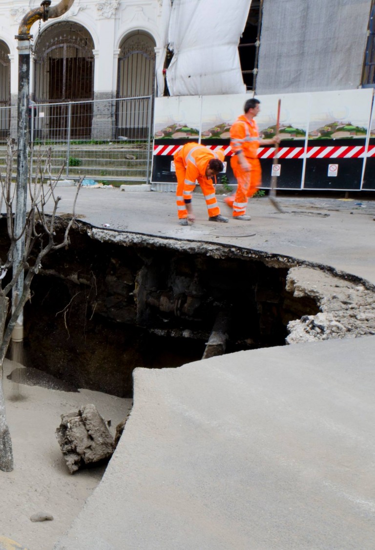 Quando la terra ti viene meno, Afragola: un’altra enorme voragine. Iniziati i lavori di ripristino