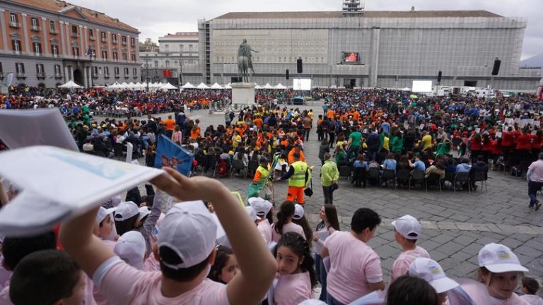 Napoli, coro record: cantano in 13mila