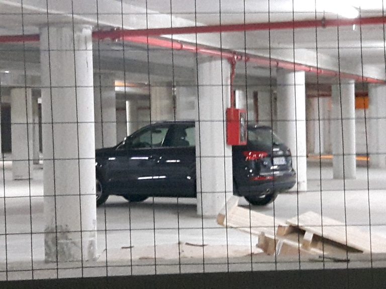 Somma Vesuviana. Lettera in redazione: “Il parcheggio dietro le Torri è ancora un cantiere ma c’è già chi parcheggia abusivamente”