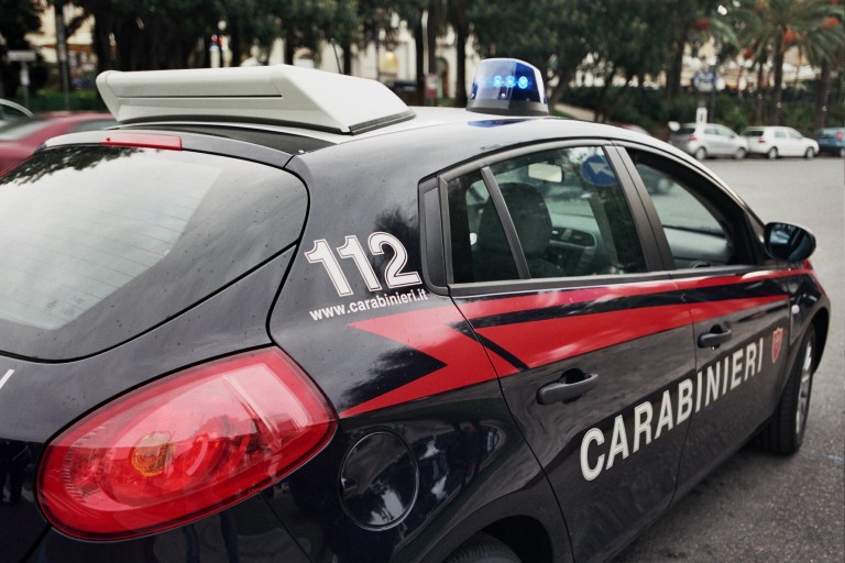 Acerra, stava smontando un’auto rubata: arrestato un 47enne