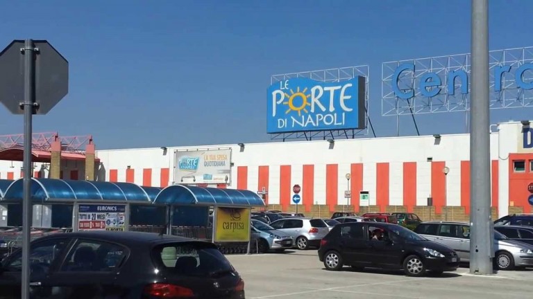 Rapina al portavalori nel parcheggio delle Porte di Napoli: preso incasso di un negozio