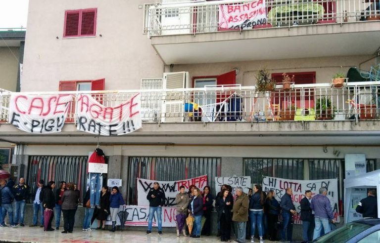 Rione Soficoop: il 24 giugno parte l’asta delle case. Gli abitanti  scendono in piazza: “Il comune non ci ascolta”