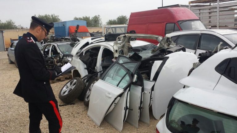 Napoli, scoperto mega deposito di componenti d’auto rubate: titolare denunciato per riciclaggio