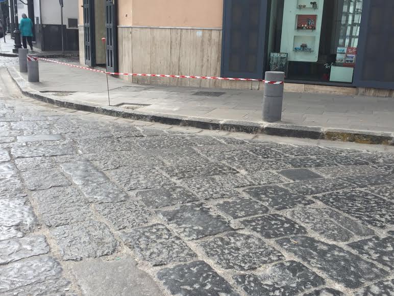 Somma Vesuviana. Scempio al Complesso San Domenico: abbattuti due dissuasori