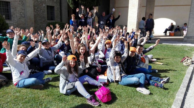 Portatori di Pace per le strade di Assisi: la scuola Dante Alighieri di Brusciano ha partecipato alla marcia