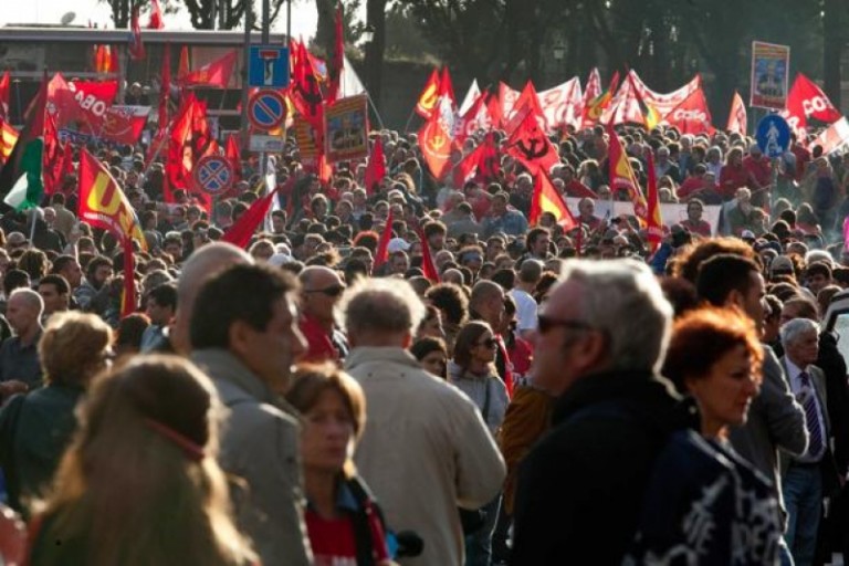 Napoli, migliaia in piazza contro la legge Fornero