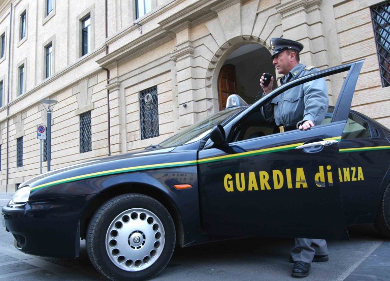 Tassisti abusivi nel centro di Napoli, bliz della Guardia di Finanza