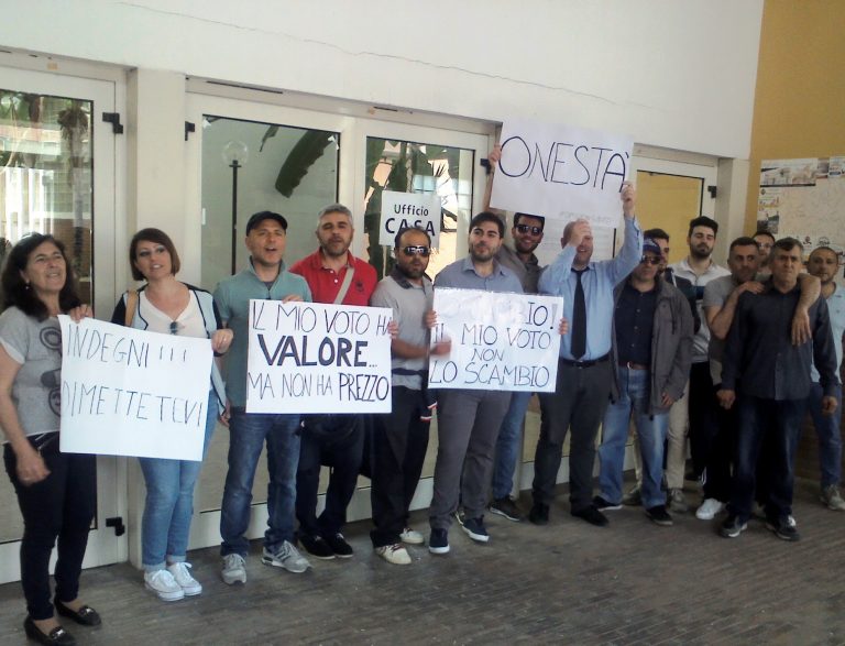 Acerra, voto di scambio: protesta in municipio. Manifestanti sventolano banconote da 20 euro