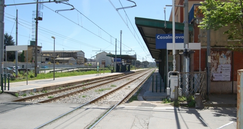 Casalnuovo, travolta dal treno nella stazione della morte: uccisa una ragazza di 19 anni