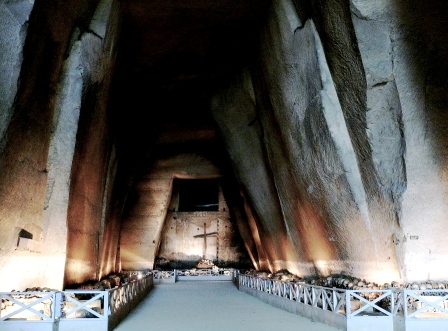 Napoli. Cimitero delle Fontanelle, credenze e appartenenze