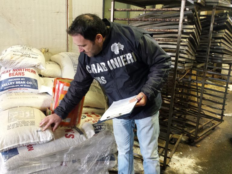 NAS a Sant’Anastasia e Afragola: sequestrati alimenti in un negozio e in un panificio