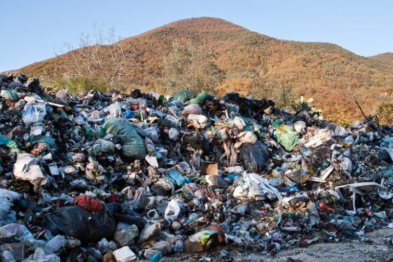 Ercolano: discarica abusiva nel terreno di famiglia. Carabinieri denunciano madre e 3 figli