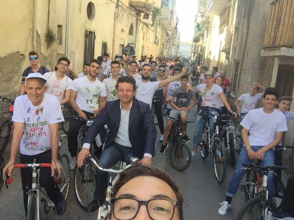 Acerra, lotta all’inquinamento: centinaia di ragazzi del liceo alla pedalata ecologica