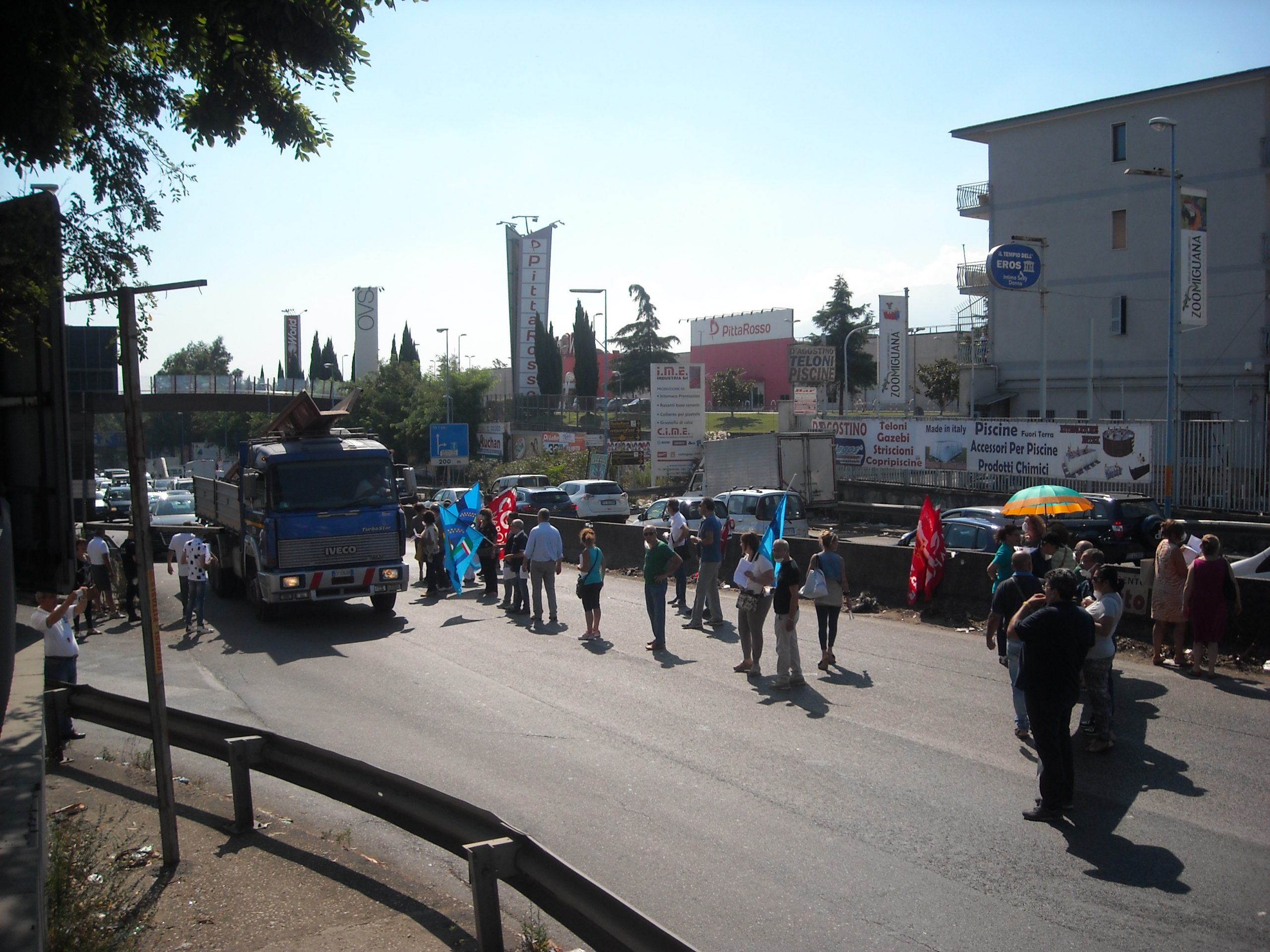 Posti nell’Euromercato da riaprire: i disoccupati ex Carrefour paralizzano la circumvallazione