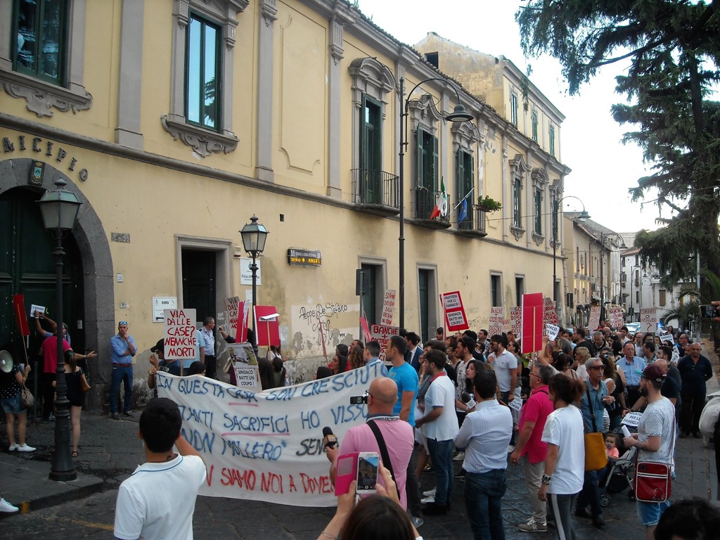 Soficoop: esplode la rabbia dei truffati. Ieri sera corteo di protesta davanti al municipio