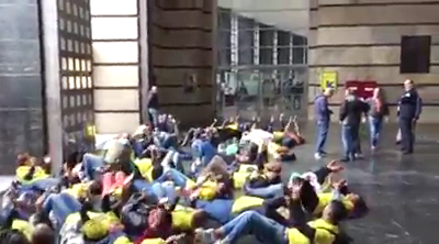 Gepin Contact, manifestanti stesi sul pavimento della Posta Centrale di Napoli