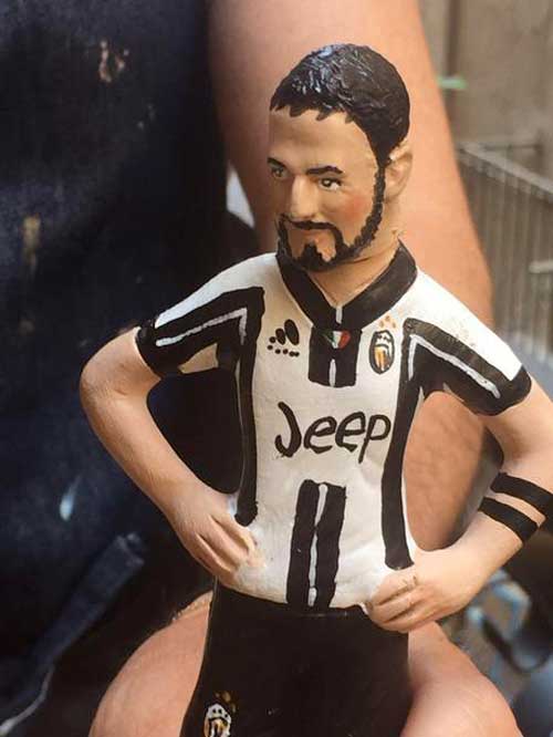 Higuain nel presepe napoletano con la maglia della juve