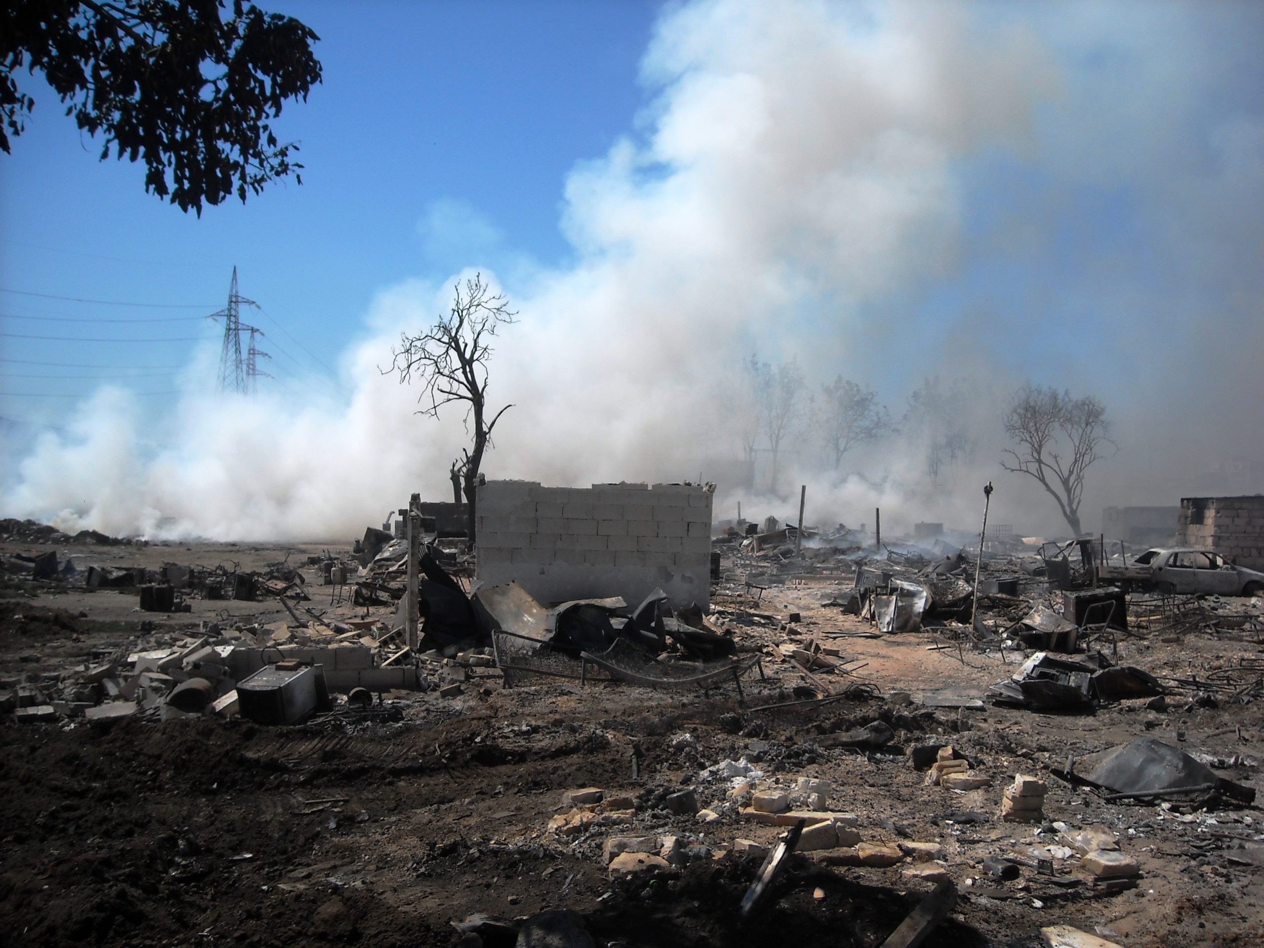 Incubo campi rom, il prefetto: l’esercito nell’area devastata dall’incendio