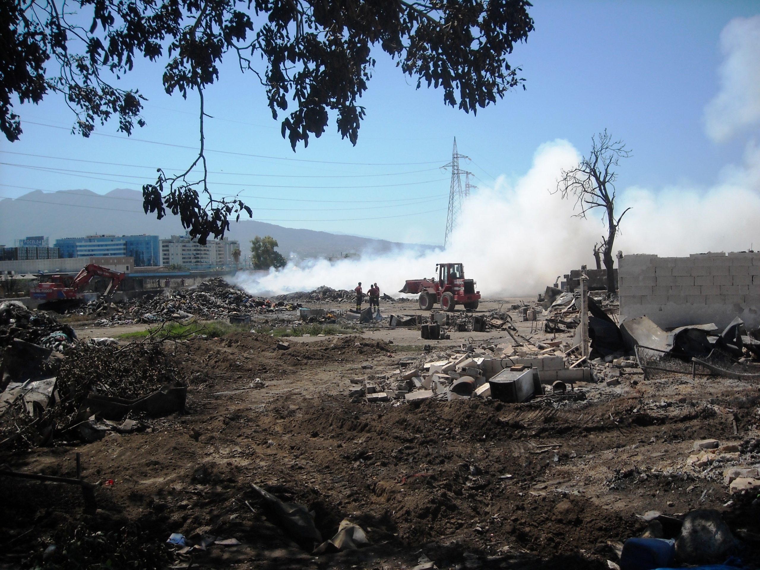 Afragola/Casalnuovo: il campo discarica dei rom brucia ancora