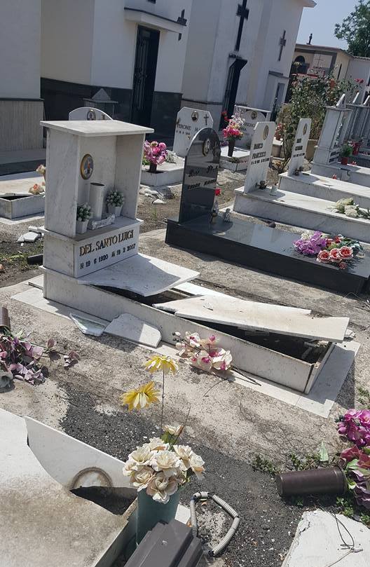 Tornano i ladri-teppisti dei cimiteri: devastato il camposanto di Terzigno