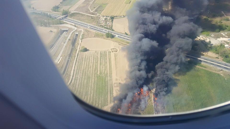 Ecco come i turisti avvistano Napoli: scattando dagli aerei le foto dei roghi tossici