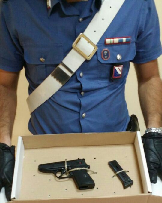 Torre Annunziata: minaccia parenti disabili con pistola per estorcere denaro, arrestato