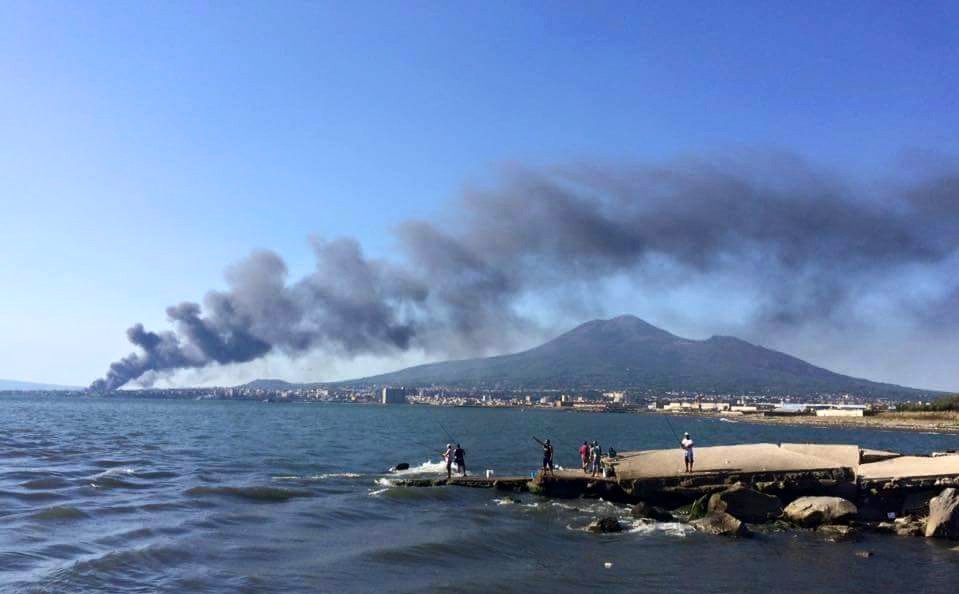 Il rogo tossico di ieri partito da Torre del Greco