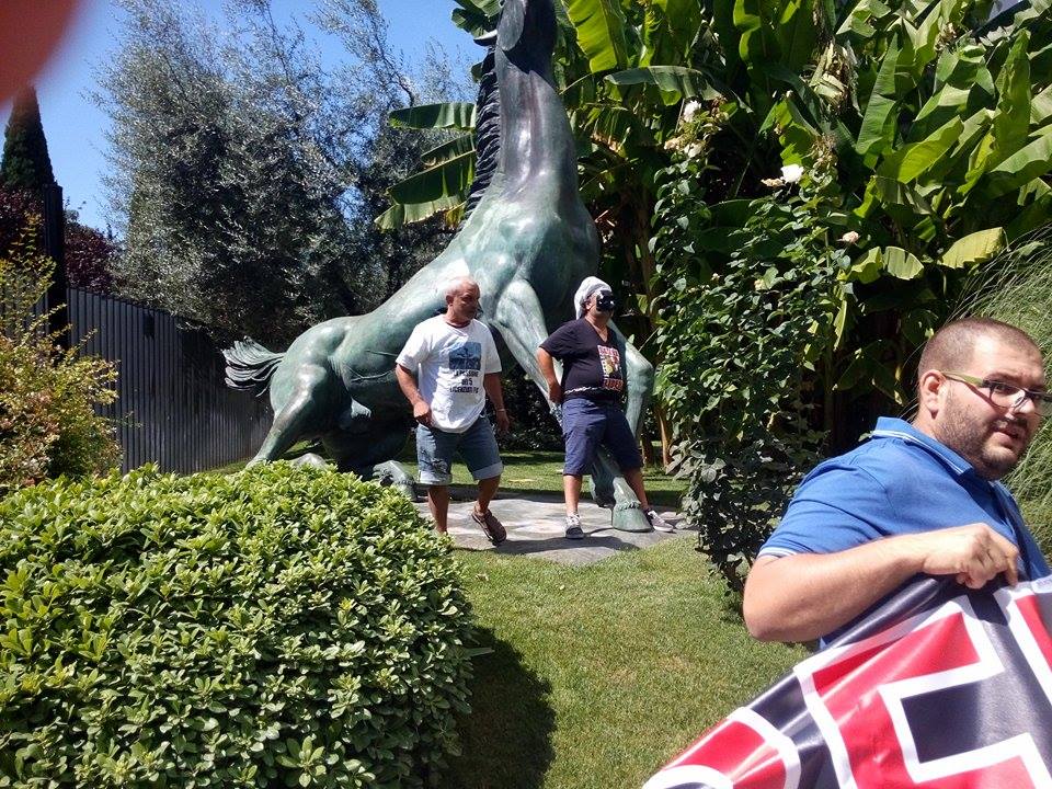 Mimmo MIgnano incatenato al cavallo della Rai