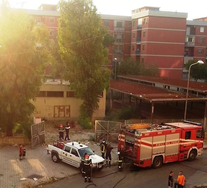 Pomigliano, l’abbandono uccide il rione della ricostruzione: fiamme in un edificio-discarica