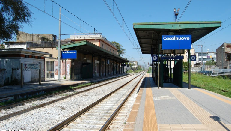Casalnuovo, nel treno accoltella un passeggero e poi si lancia dal ponte: arrestato trentenne