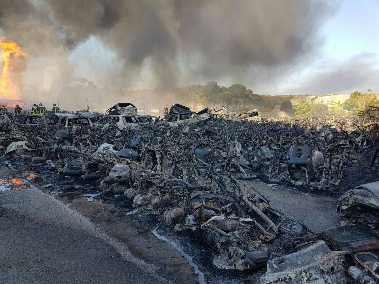 Torre del Greco, l'agghiacciante immagine del rogo tossico di ieri