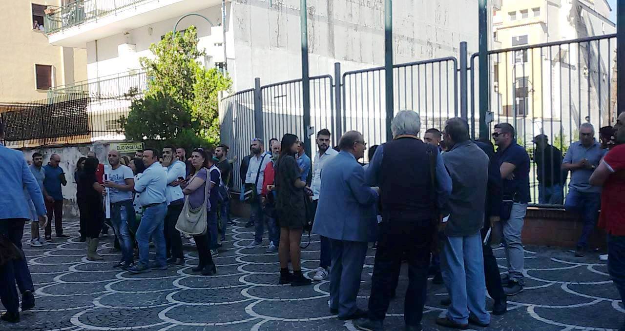Questione parcheggi, serrata e corteo dei commercianti a Casalnuovo