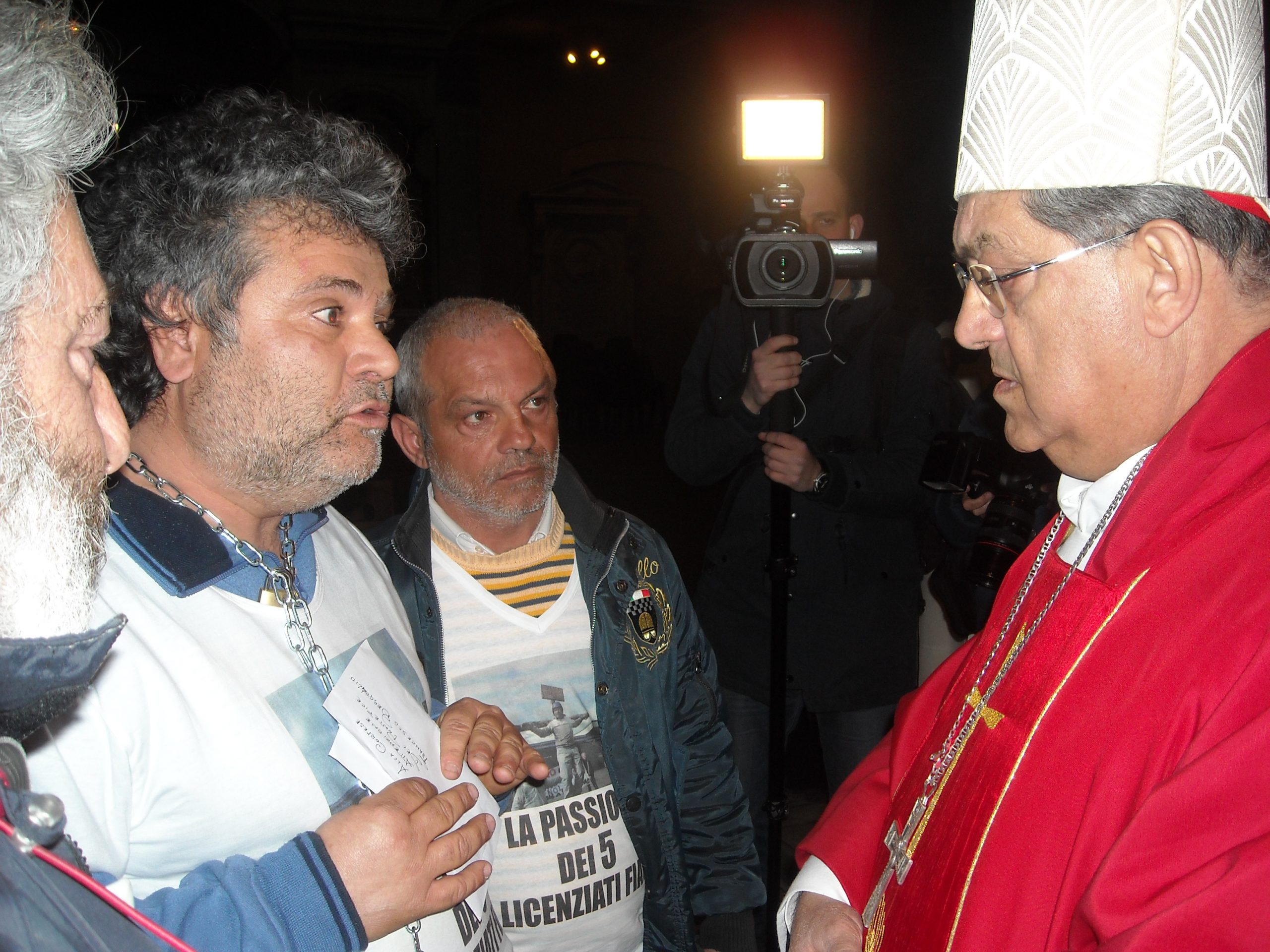 I reintegrati Fiat tornano ai cancelli di Pomigliano: “Dobbiamo entrare”