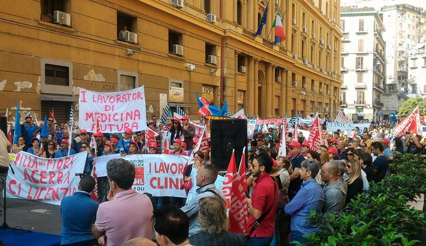 Sanità privata in convenzione: migliaia di lavoratori sotto le mura di palazzo Santa Lucia