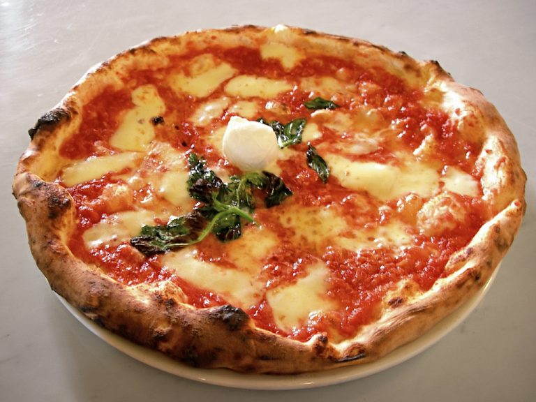 Coppia si rifiuta di pagare il conto in pizzeria, ma lei è ricercata e finisce dentro
