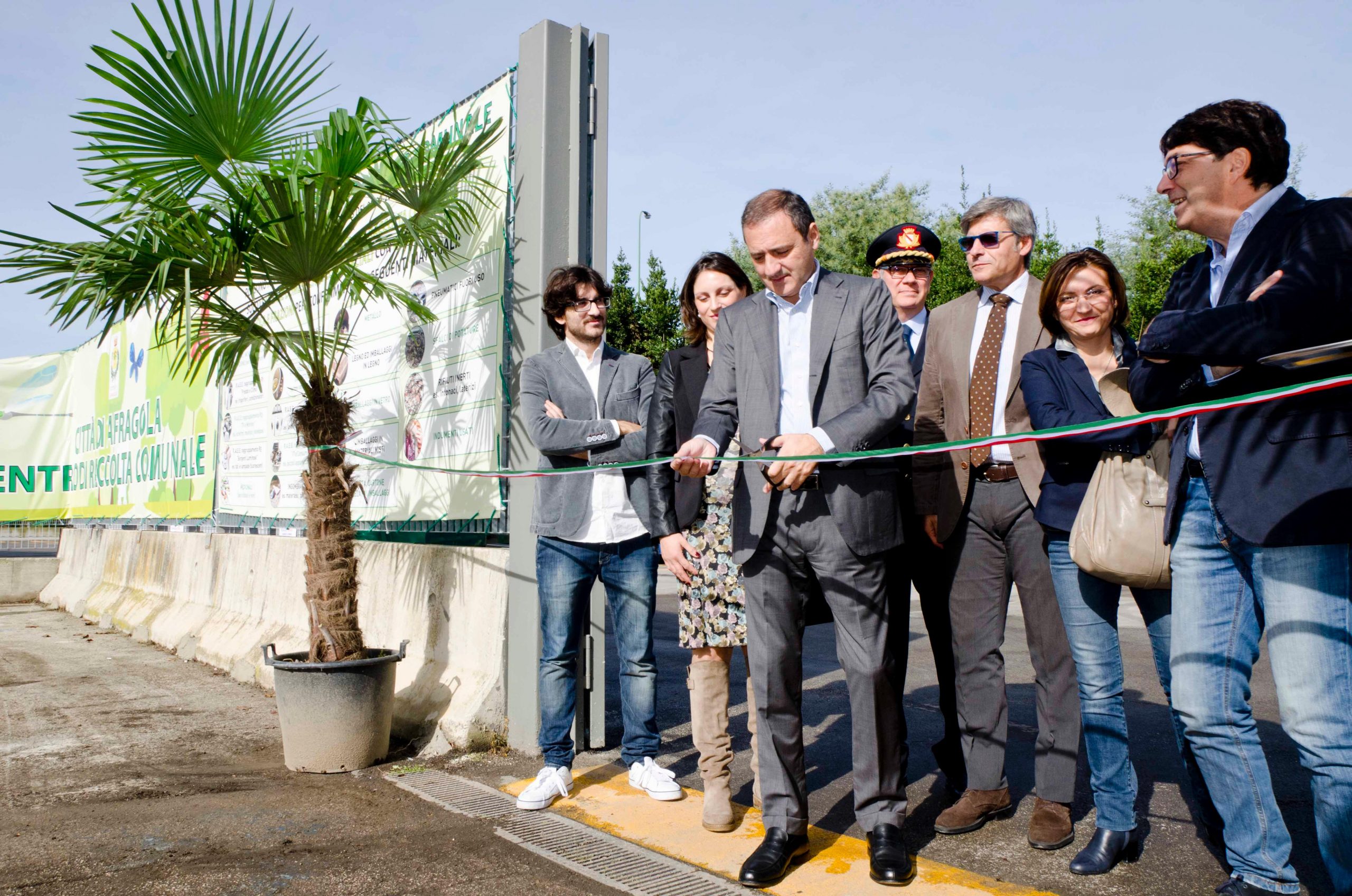 Afragola, il sindaco Tuccillo inaugura il nuovo centro di raccolta degli ingombranti