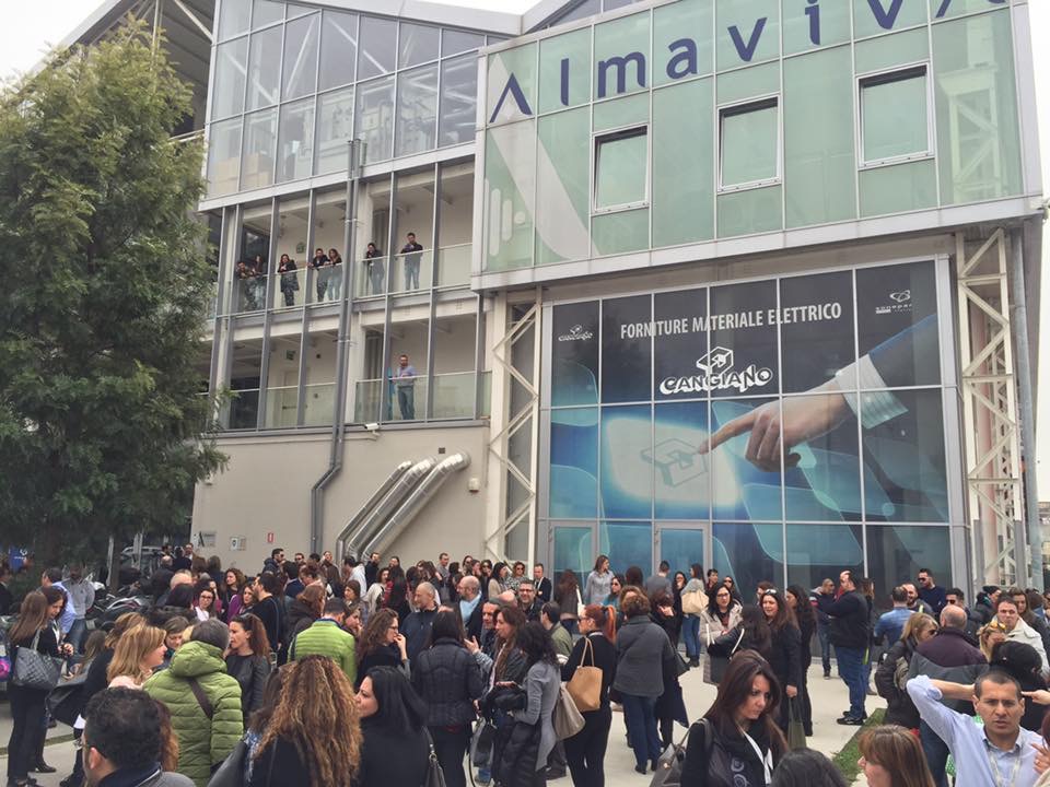 Almaviva addebita spettanze “non dovute”: l’ira dei lavoratori minacciati dai licenziamenti