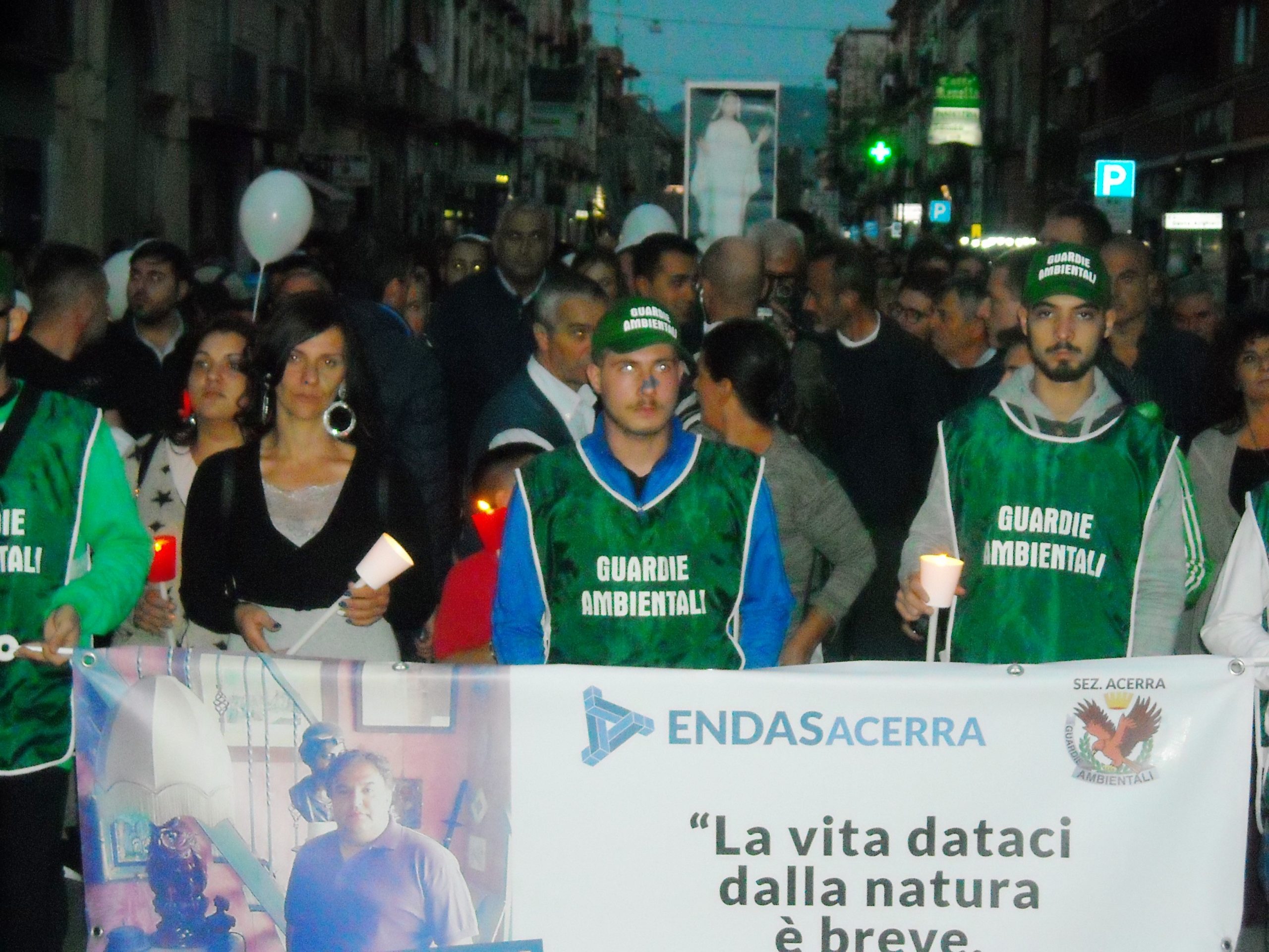 Fiaccolata per la vita ad Acerra. Di Maio: “Non fanno niente”. Don Patriciello: “Lotta da proseguire”