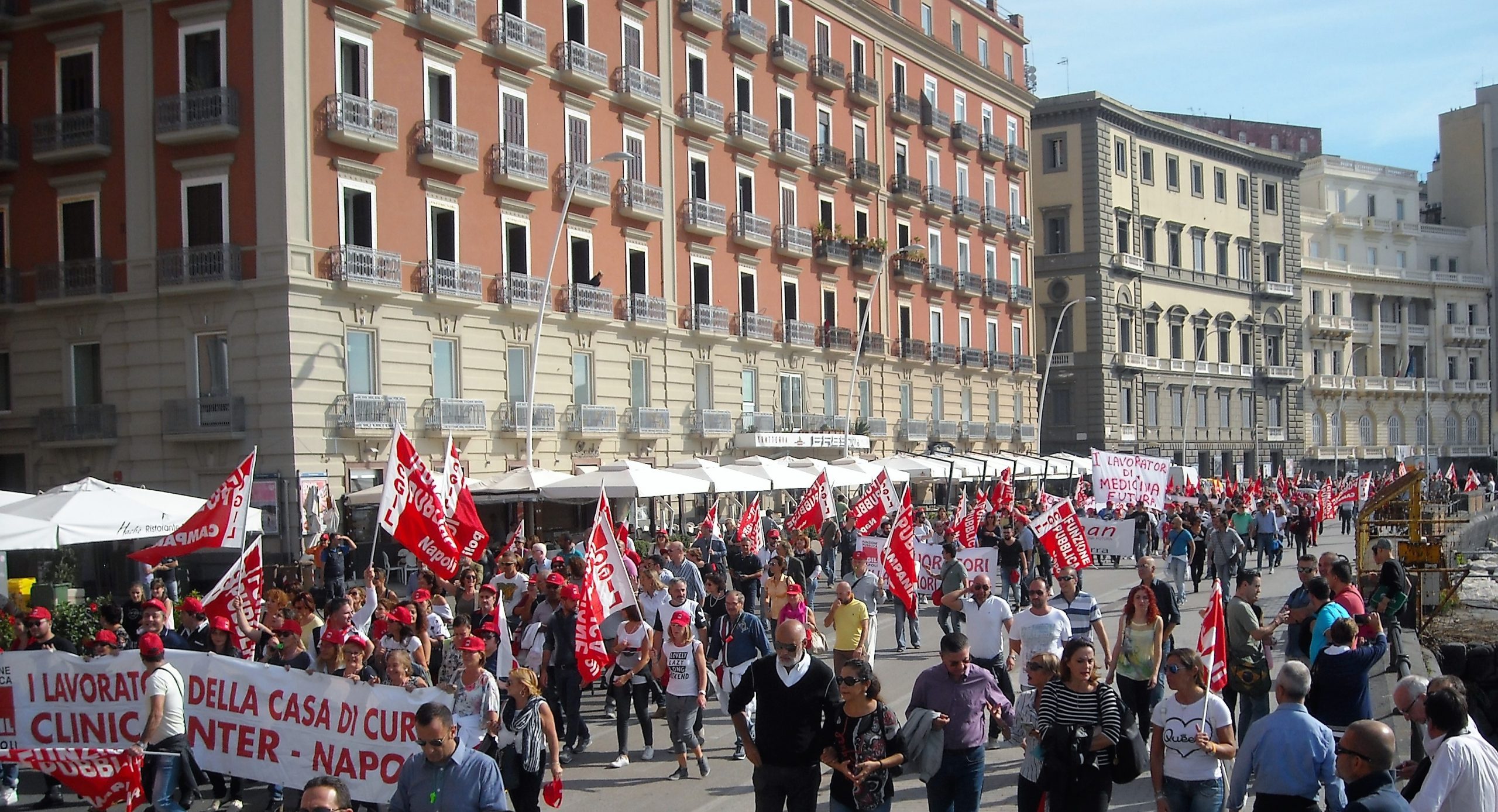 Il corteo di ieri organizzato dalla Cgil a Napoli