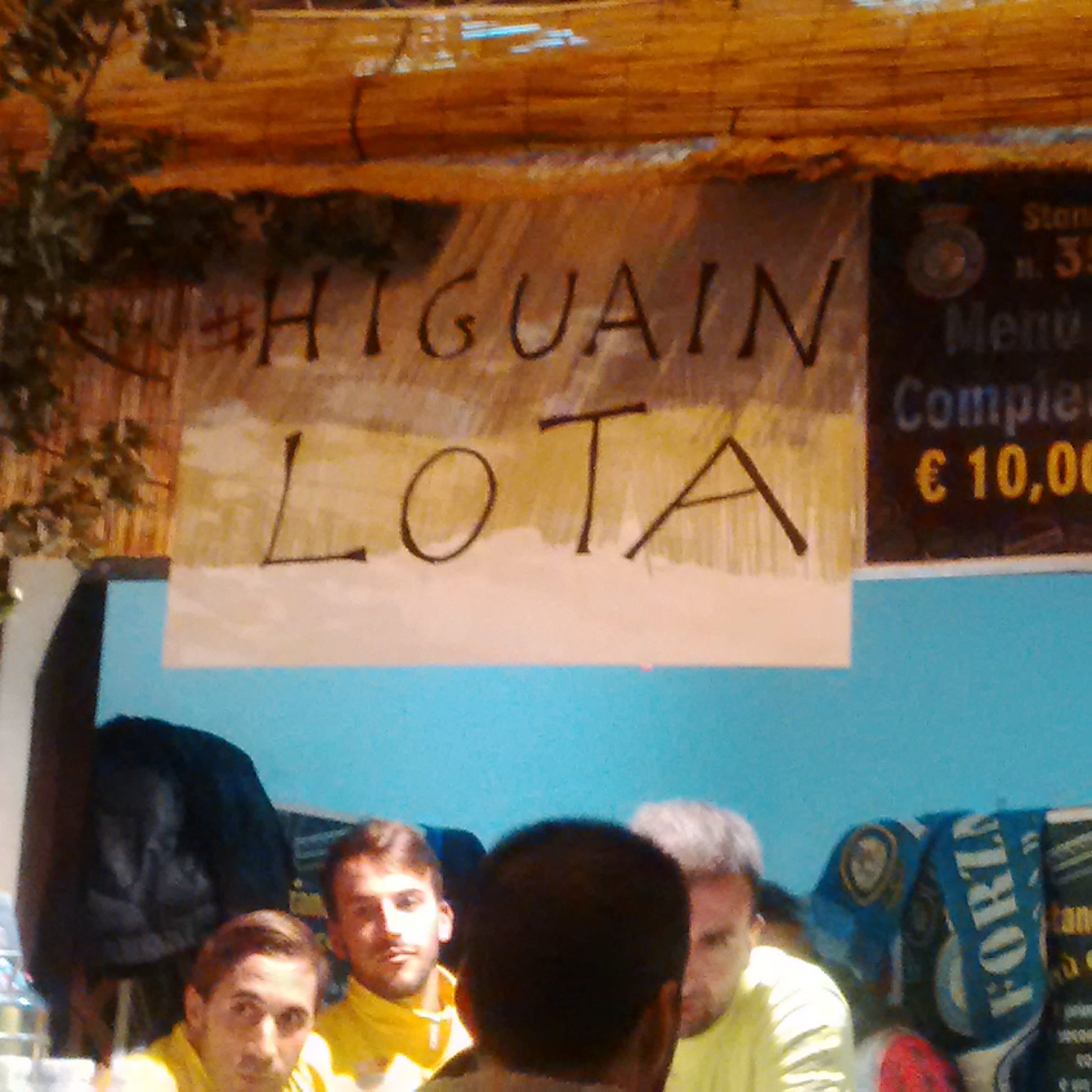 Cartello anti-Higuain alla sagra del tartufo nero di Bagnoli Irpino (Avellino)